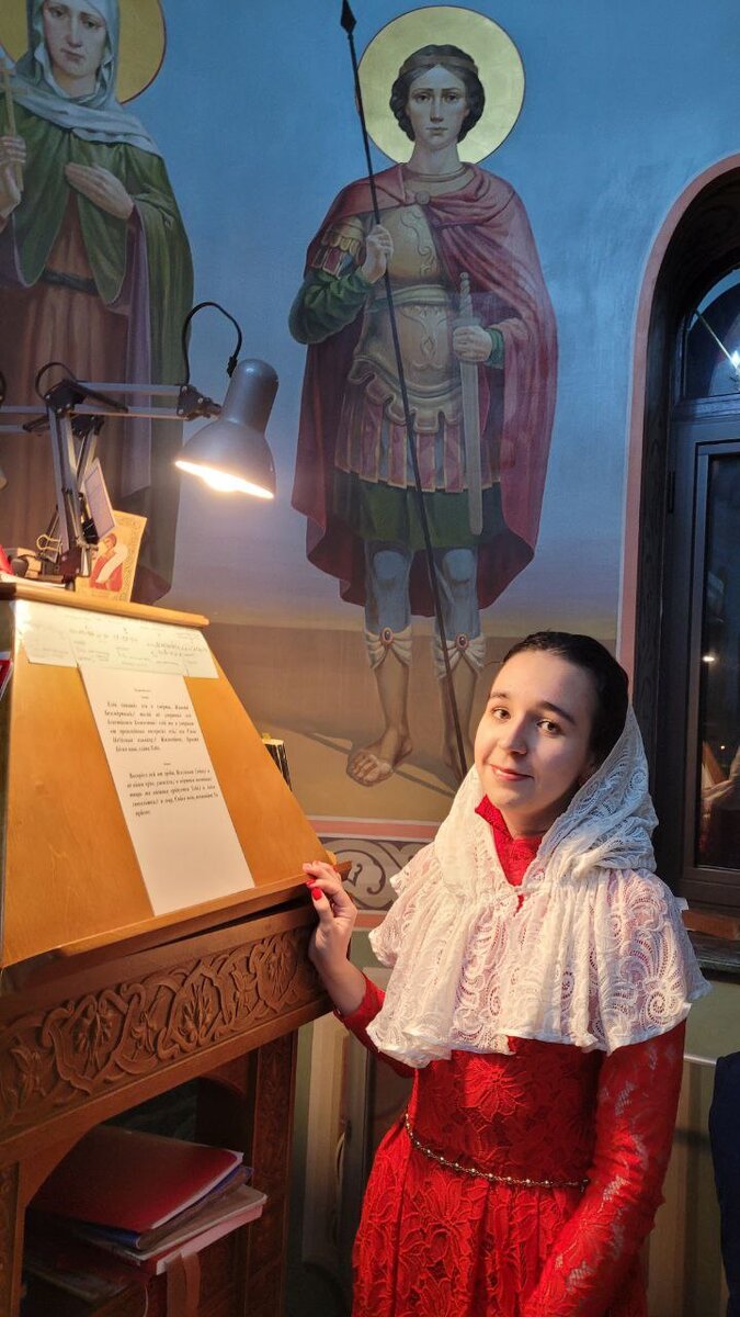 На клиросе в храме святого великомученика и Победоносца Георгия, г. Геленджик 