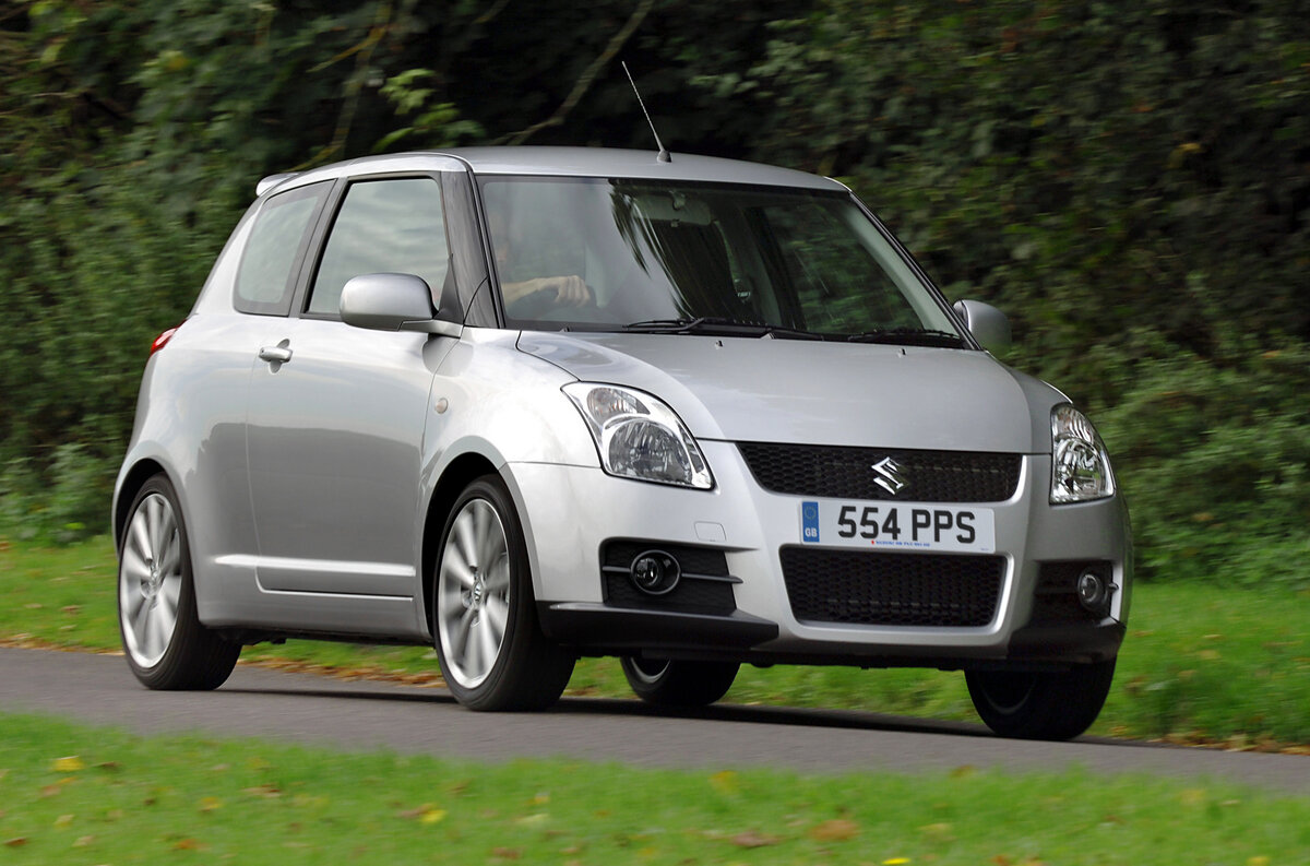    ### Suzuki Swift Sport Если судить по характеристикам, Suzuki Swift Sport — автомобиль крайне заурядный: компактный хэтчбек с атмосферным моторчиком 1.6 мощностью 125 лошадиных сил. Даже десять лет назад это были довольно скромные показатели. Разгон до 100 километров в час за 8,9 секунды — тоже не бог весть что. И тем не менее, эти машинки очень уважают в Европе — например, многие гоночные школы на Северной петле Нюрбургринга используют их для обучения на начальном уровне.   
Suzuki GB PLC