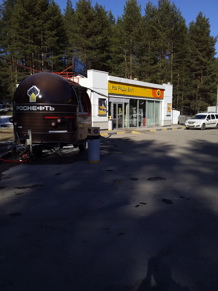 Медвежьегорск. Заправляемся при въезде в город. Покупаем кофе вот в этом фургончике.