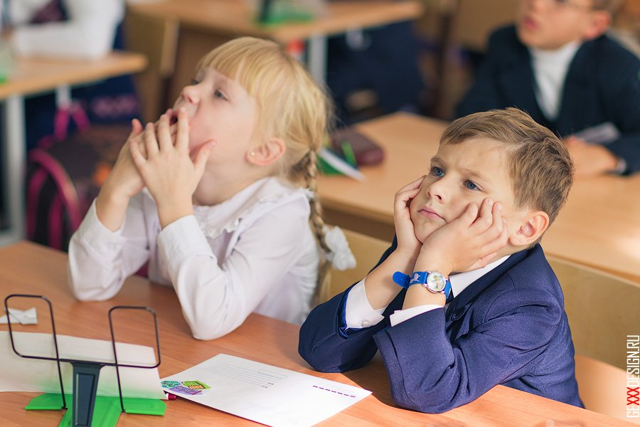 Ученики первого класса были внимательны. Школьники в классе. Класс с учениками. Первоклассники в классе. Первоклассники на уроке.