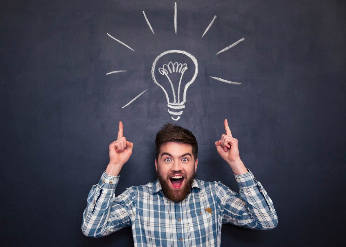 человек с лампочкой. мужчина идея. мышление. лампочка над головой. мужчина есть идея.