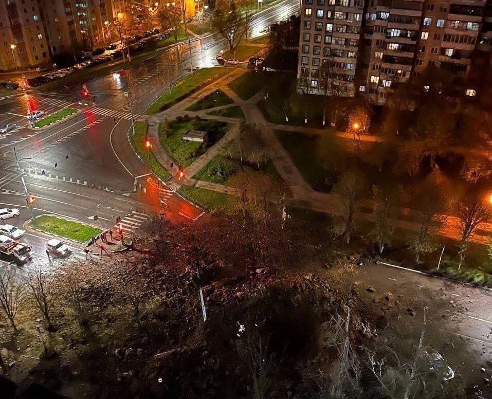 ⚡️ Белгород, после мощного взрыва образовалась большая воронка. Официальных комментариев ещё не было.