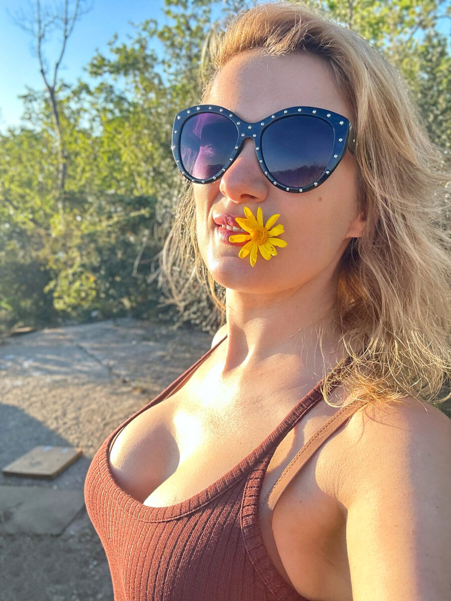 Когда драла цветы с куста для фото, думала, добавится ли штраф за это в мою статью? 😀