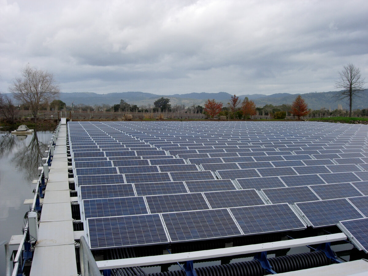 © SolarWriter / CC BY-SA 3.0 (Плавучая СЭС в Калифорнии, США)
