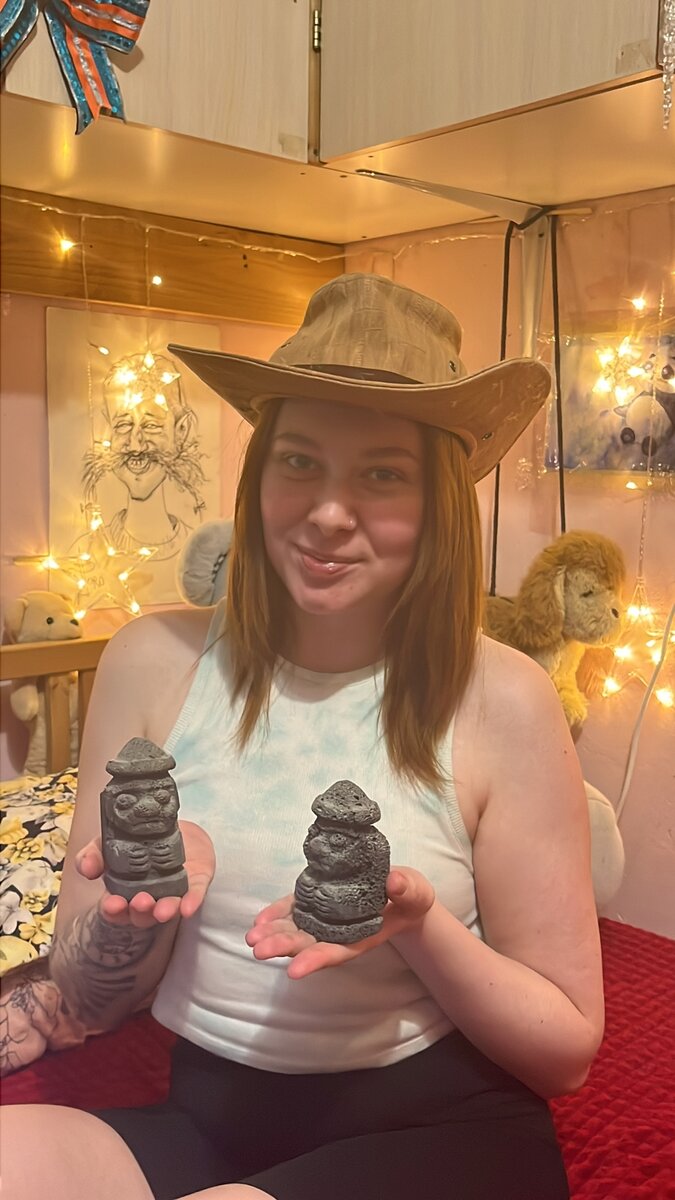 Лена с теми самыми статуэтками и в шляпе изо льна с острова. 