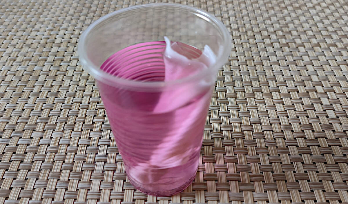 Раствор марганцовки и замоченные в нем семена томата "Кнопка"