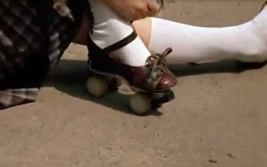 Платформа на колесиках, зафиксированная на обуви (?)