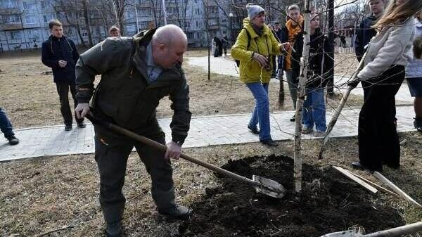     Официальный старт дали губернатор Хабаровского края и мэр краевой столицы на прошедшем субботнике.