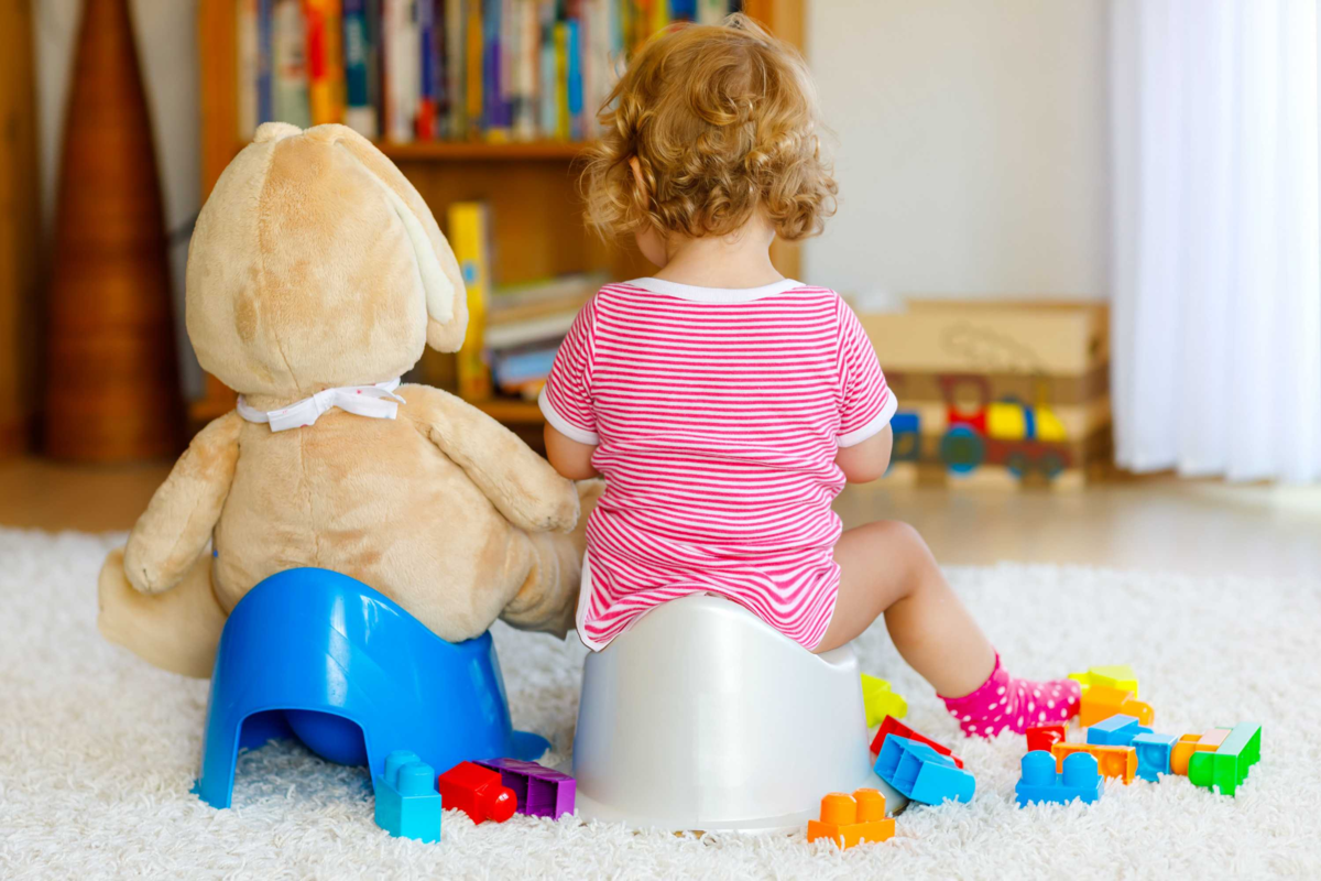 Baby learns. Приучение к горшку. Приучение к горшку ребенка. Ребенок на горшке. Горшок игрушка.