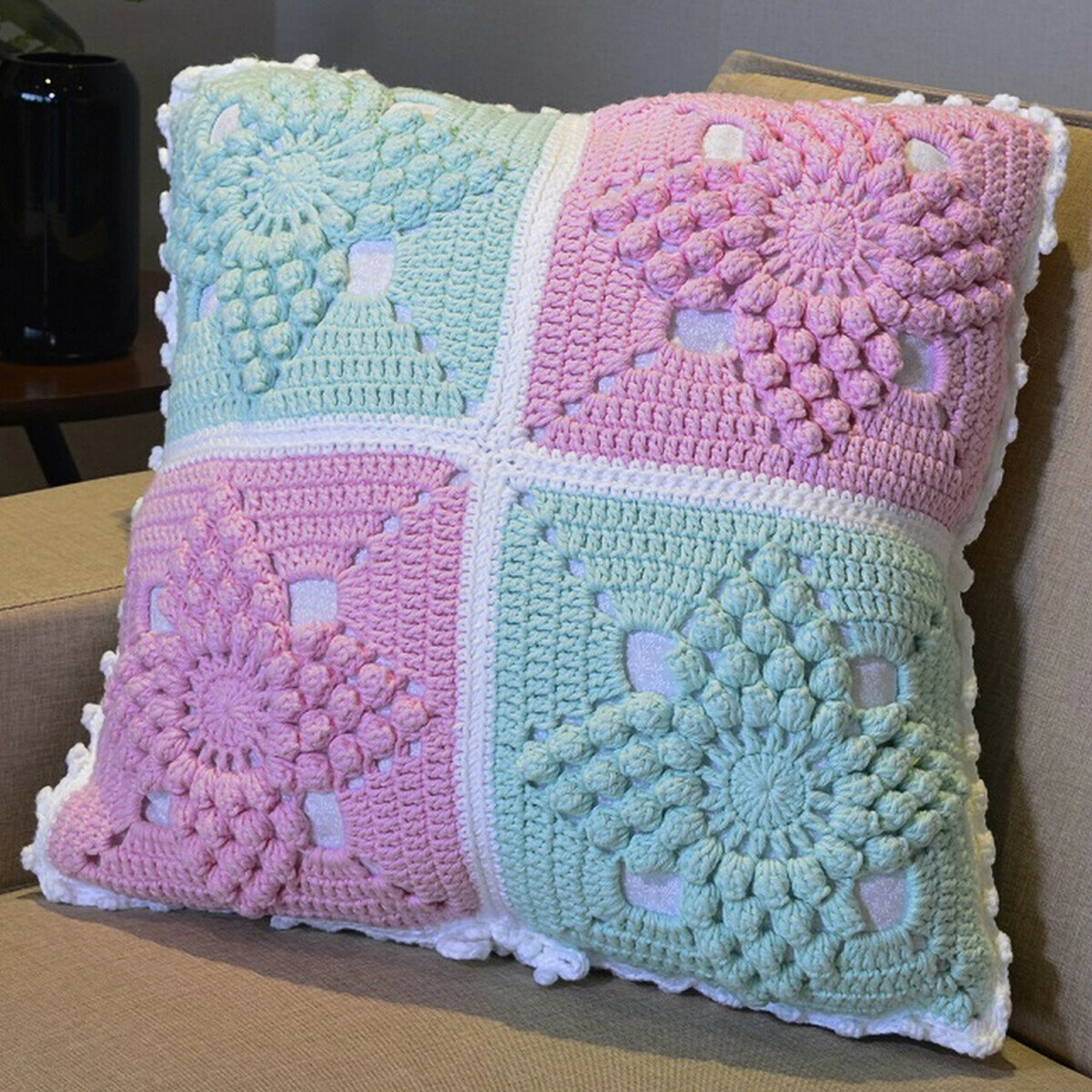 Декоративная вязаная подушка с чехлом из объемных цветов