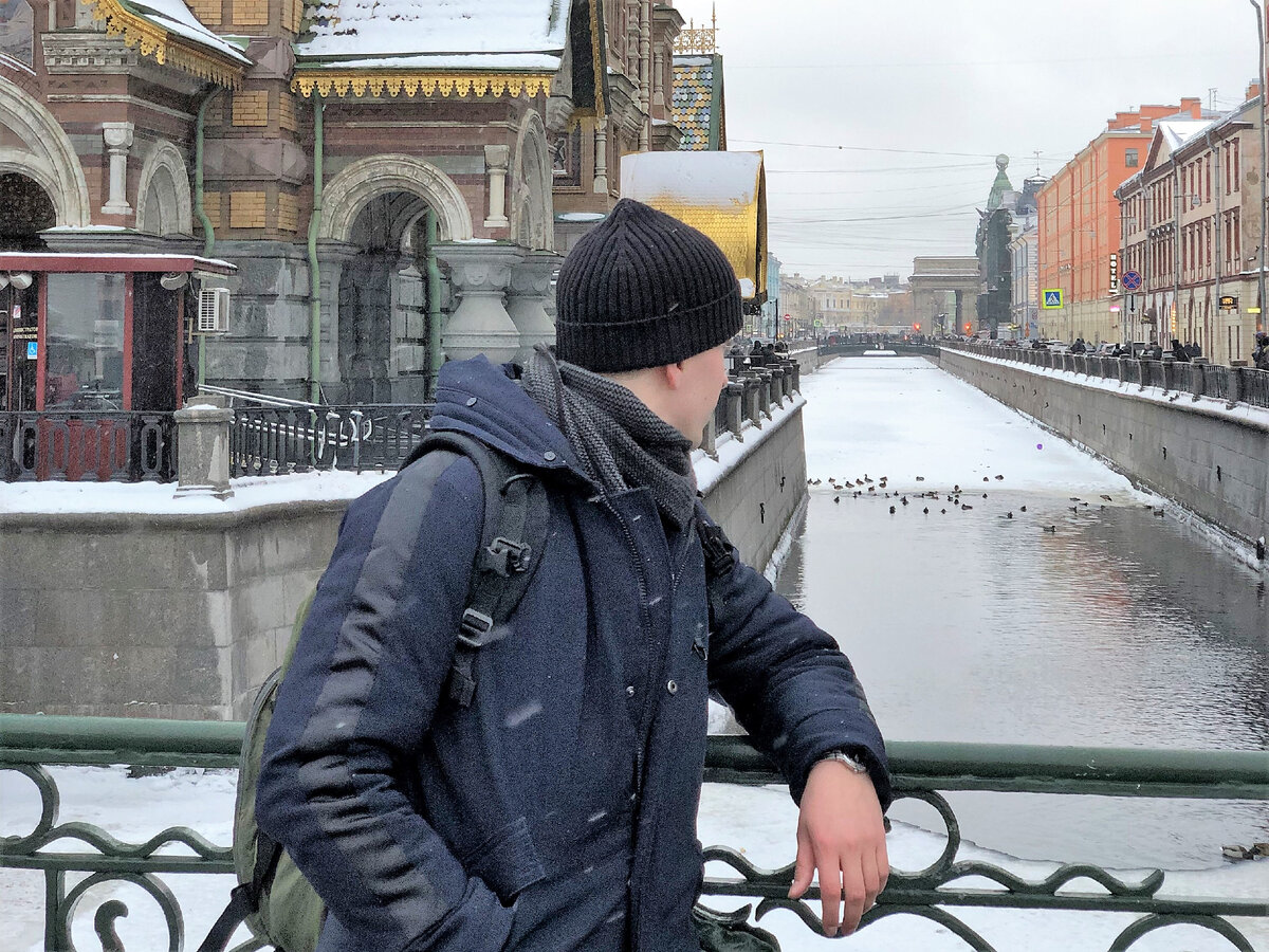 (Полузамерший канал реки, где плавают утки)