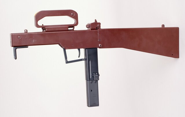 Пистолет-пулемет DEB-21 в боевом положении.
