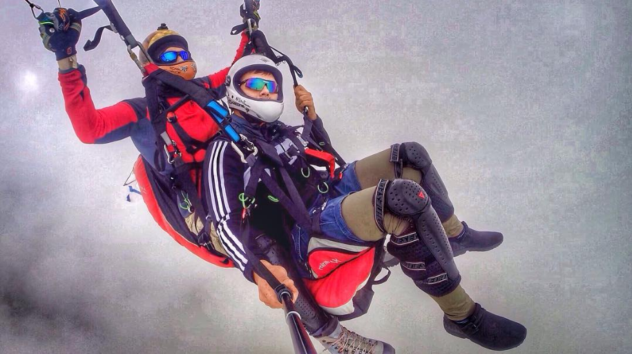 Инструктор с пассажиром летают на параплане над Чегемским ущельем. Фото: соцсети