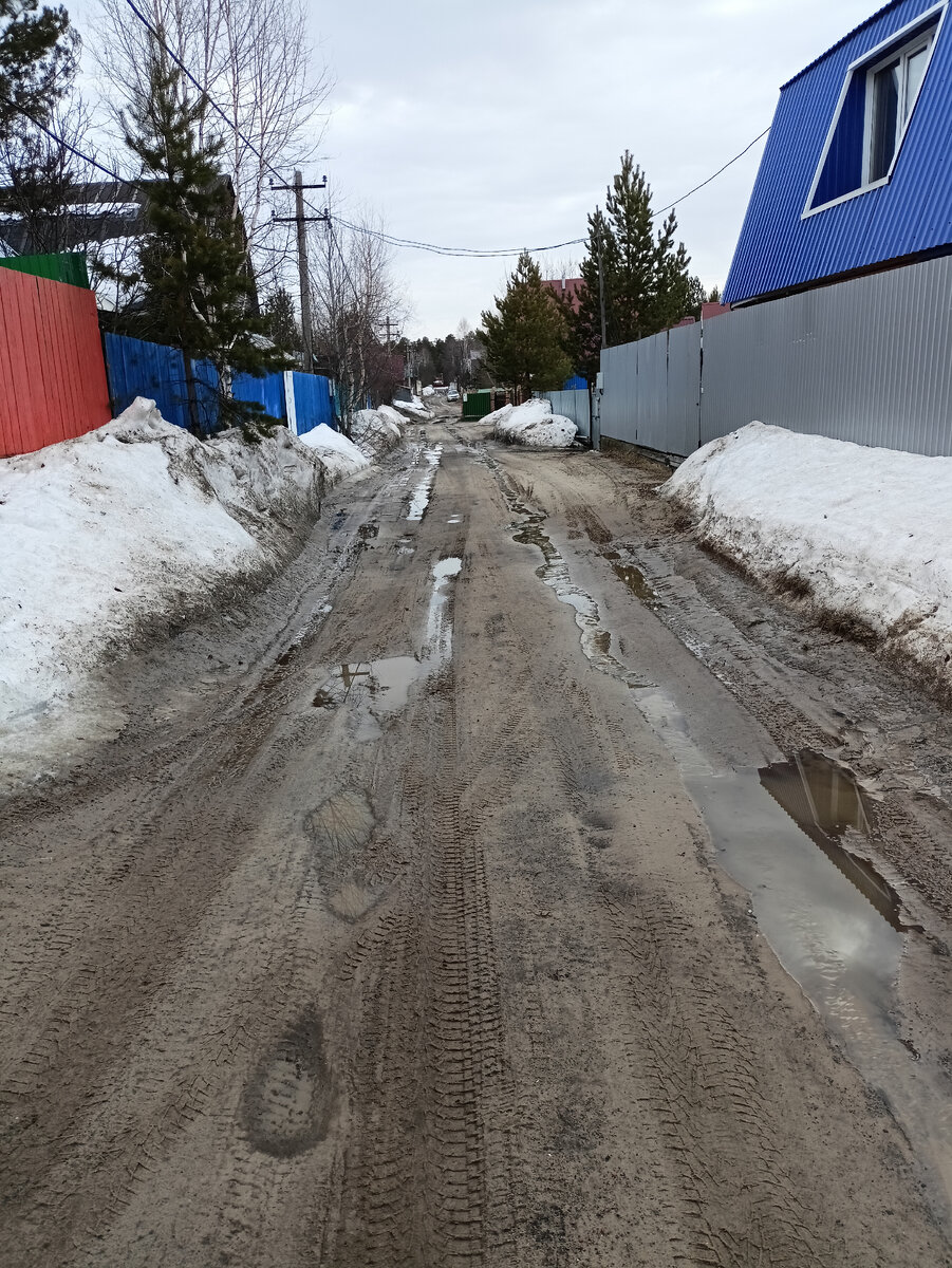 По нашей улице можно проехать, песок, вода уходит, а по центральной до нашего поворота там мессиво, грязь.