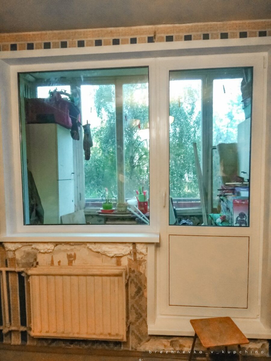 Лоджия в большой комнате (какая она была до ремонта) с только что установленными окном и дверью. Керамзитобетон под окном так сильно раскрошился, что установщик заделывал огромные дыры пеной.