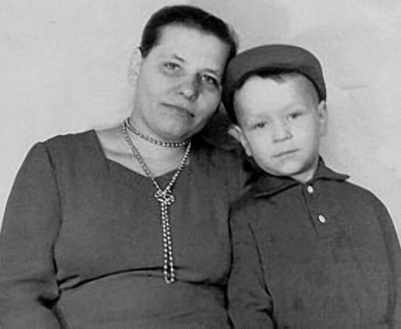 Маленький Валера Кипелов с мамой, начало 60-х