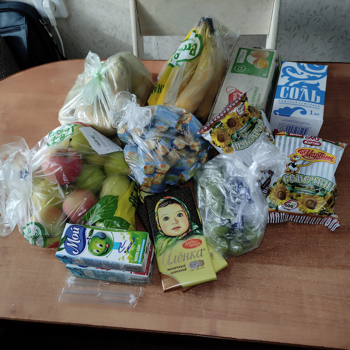 Продуктовая корзина у нас как обычно, за исключением форели в этом месяце. Шоколадки на подарки покупала. 