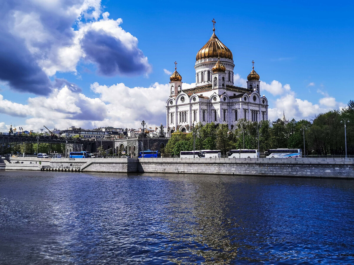 Вид на храм с Берсеневской набережной.