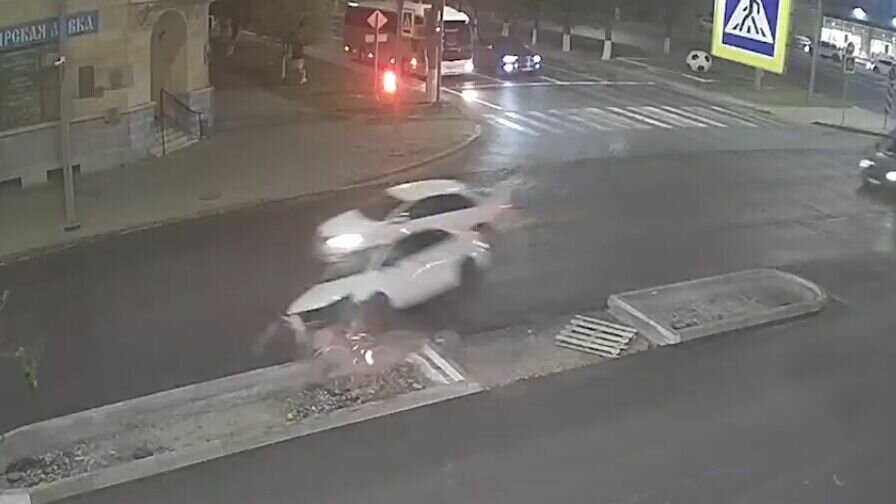     Жесткое ДТП с благополучными для женщины-водителя последствиями произошло в Центральном районе Волгограда. Автоледи зацепила островок безопасности, совершила полноценный кульбит на своей иномарке, но в итоге отделалась испугом.