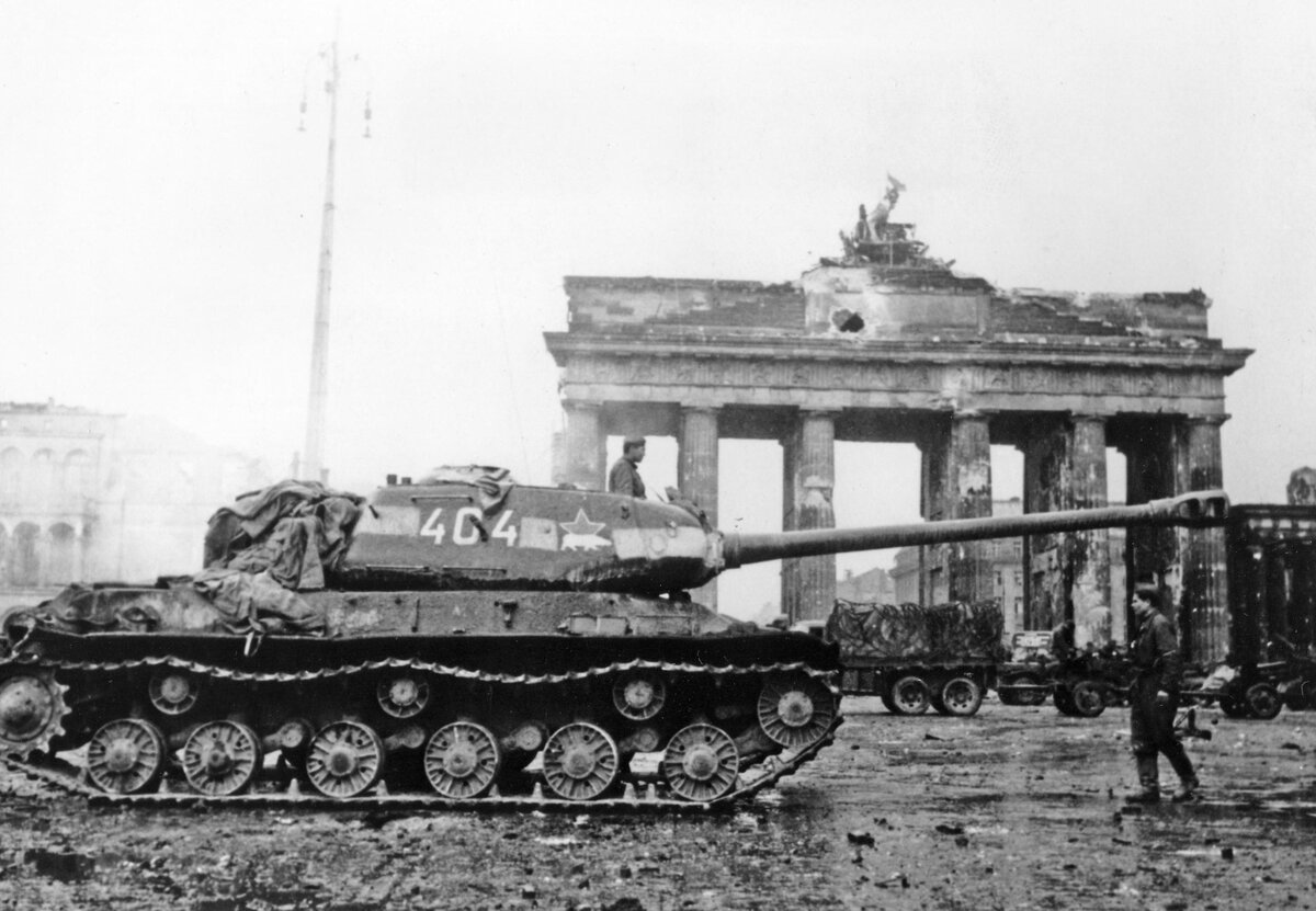 Танк ИС-2 на фоне Бранденбургских ворот в Берлине, май 1945 г. // waralbum.ru