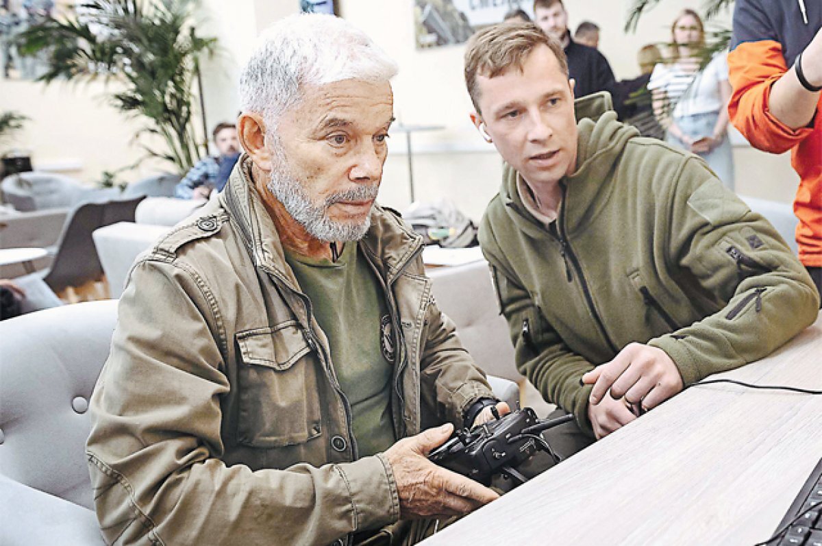    Певец Олег Газманов: «Мне московский пункт отбора особенно интересен, ведь я вхожу в Общественный совет при Минобороны. Поэтому в каждой комнате, куда заходил, я спрашивал у людей, есть ли что-то, что им не нравится. И получил только один негативный ответ: “Раньше самые первые пункты были не оборудованы, а вот сейчас всё очень здорово сделано”. Я даже не ожидал, что тут учитывают всё, в том числе группу крови, профессиональные навыки, то, где именно человек будет служить»