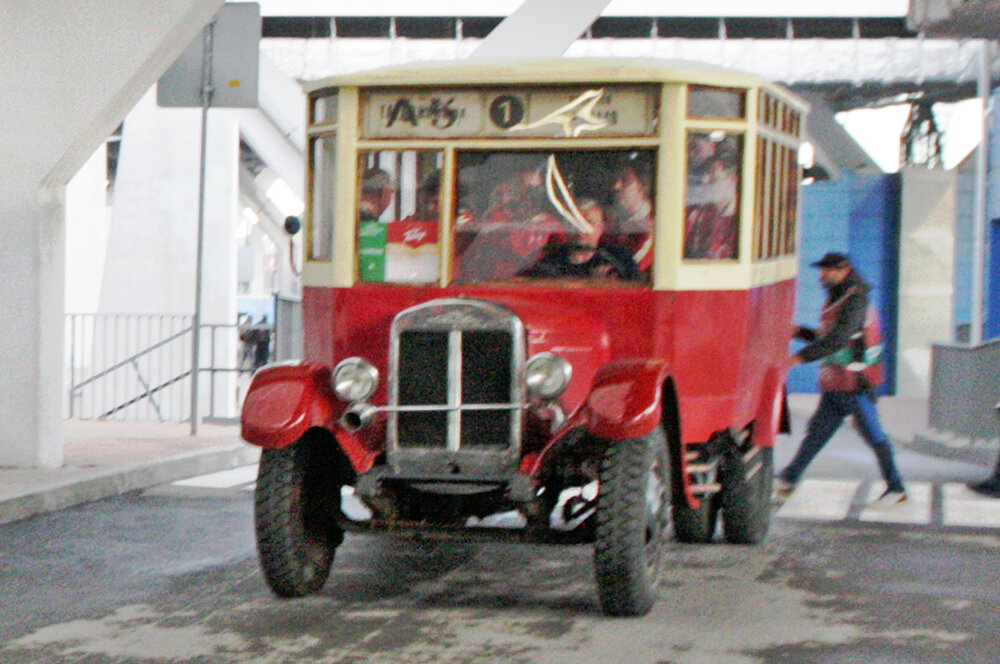    Футболисты прибыли на автобусе 1940-х годов. Фото:  АиФ/ Виктор Яшуков