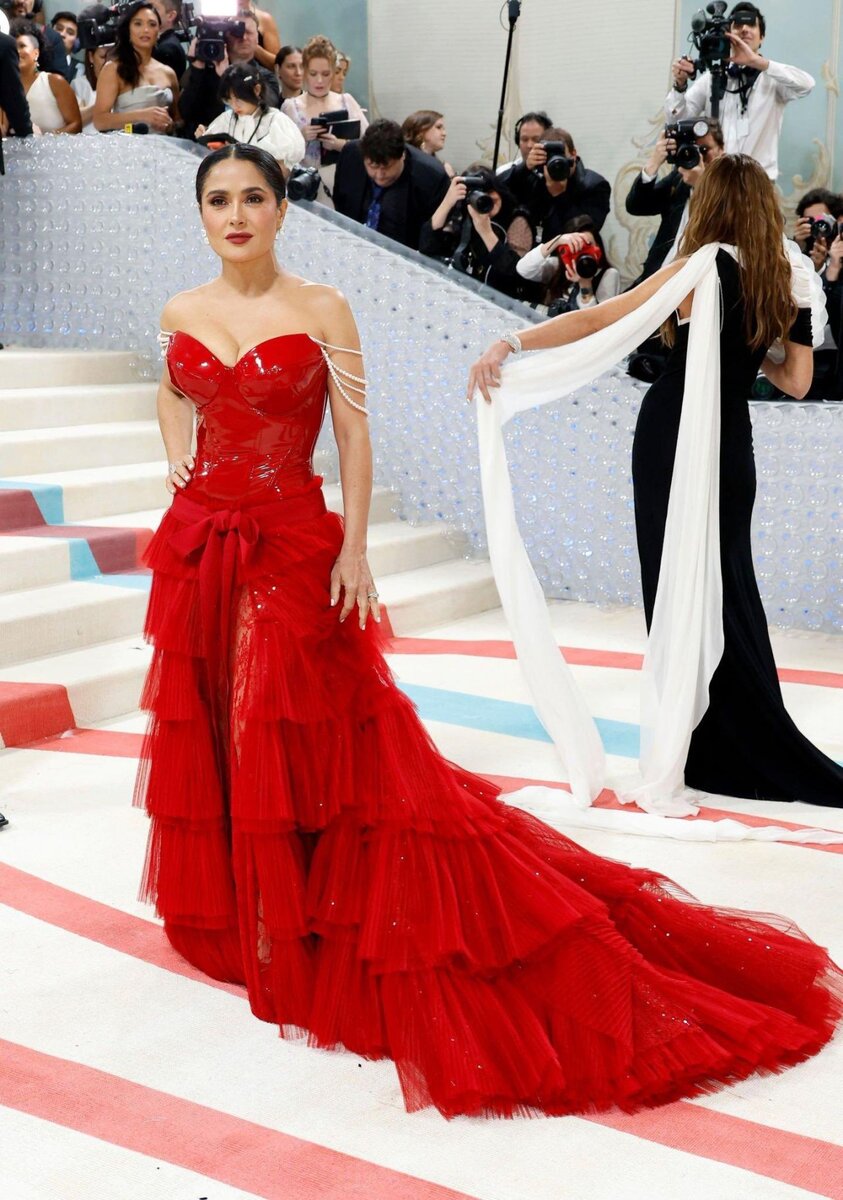 Мет гала 2023 наряды. Энн Хэтэуэй met Gala 2023. Образ Энн Хэтэуэй на мет Гала 2023. Сальма Хайек на мет Гала 2022. Бал мет Гала 2023.