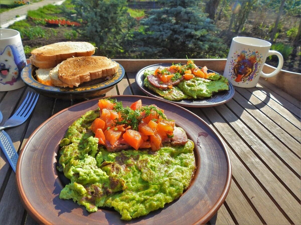 Green breakfast. Зеленый завтрак. Завтрак со шпинатом. Завтрак в зеленом цвете. Комплексные завтрак зеленый.