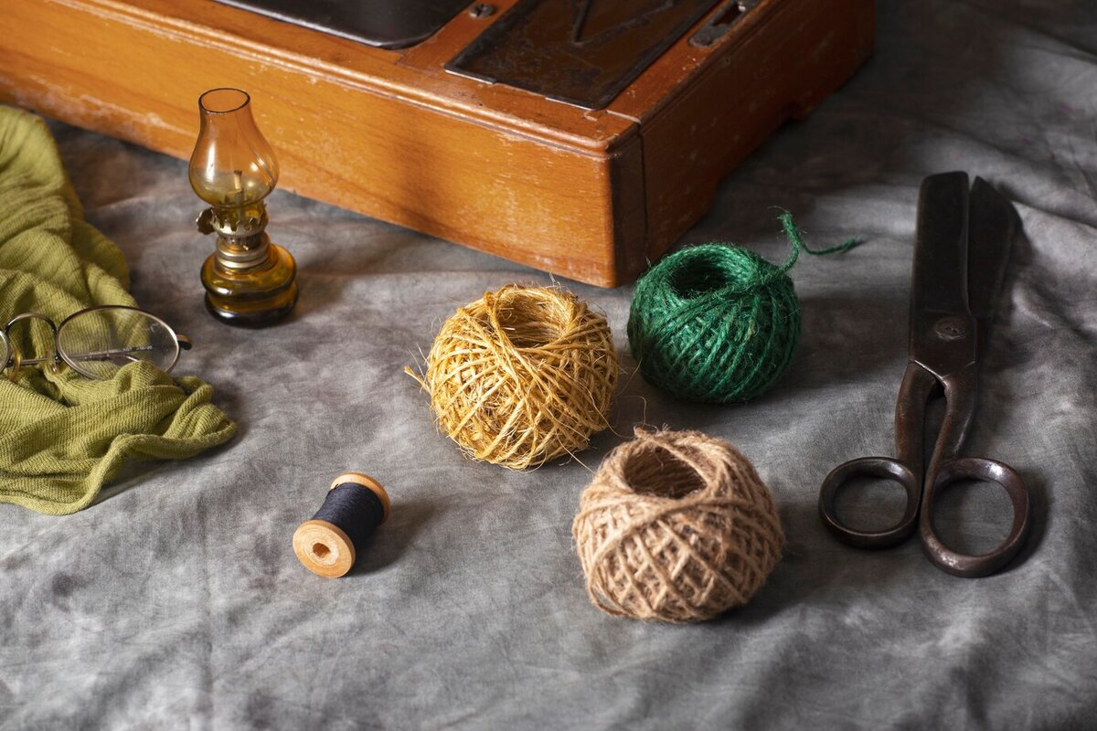  Изображение от <a href="https://ru.freepik.com/free-photo/view-of-vintage-sewing-machine_40464076.htm#page=2&query=%D1%88%D0%BA%D0%B0%D1%82%D1%83%D0%BB%D0%BA%D0%B0%20%D1%81%20%D0%BD%D0%B8%D1%82%D0%BA%D0%B0%D0%BC%D0%B8&position=45&from_view=search&track=robertav1_2_sidr">Freepik</a>