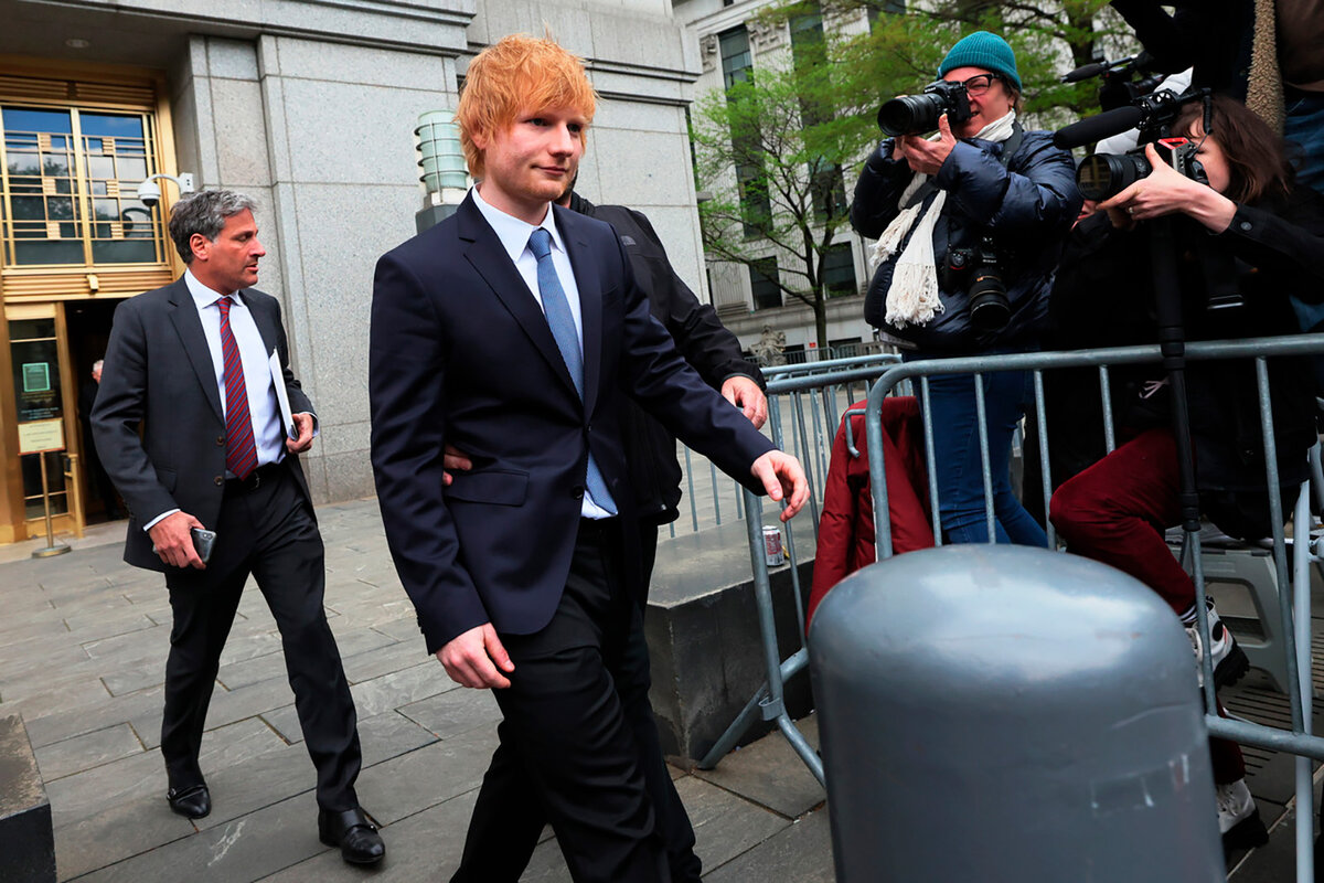    Эд Ширан уходит после первого дня судебного разбирательства по делу о нарушении авторских прав в Федеральном суде Манхэттена 25 апреля 2023 года в Нью-Йорке