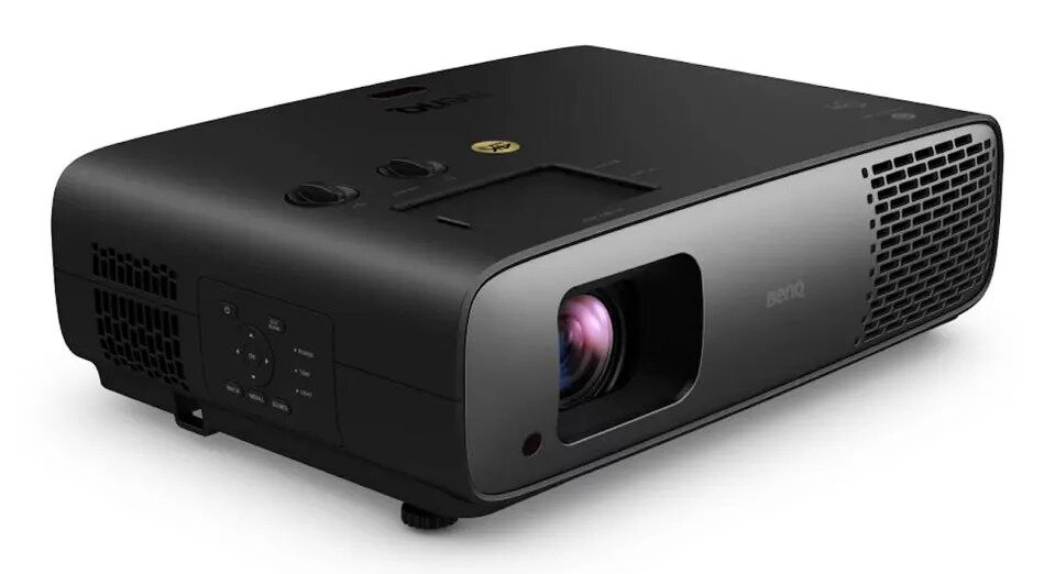 Новый проектор BenQ W4550i сочетает в себе 4-LED систему освещения с яркостью 3200 люмен.