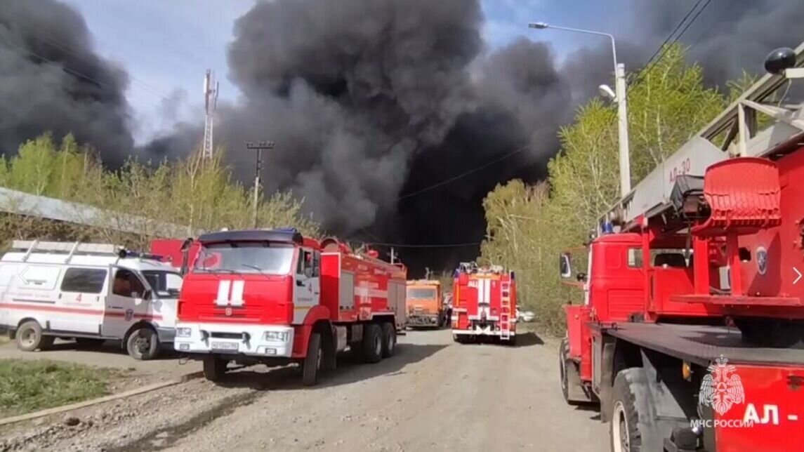     К настоящему времени пожарным удалось локализовать пожар на площади в четыре тысячи квадратных метров. В тушении огня задействовали 77 человек, рассказал замначальника Главного управления МЧС России по Свердловской области Валерий Казаков.