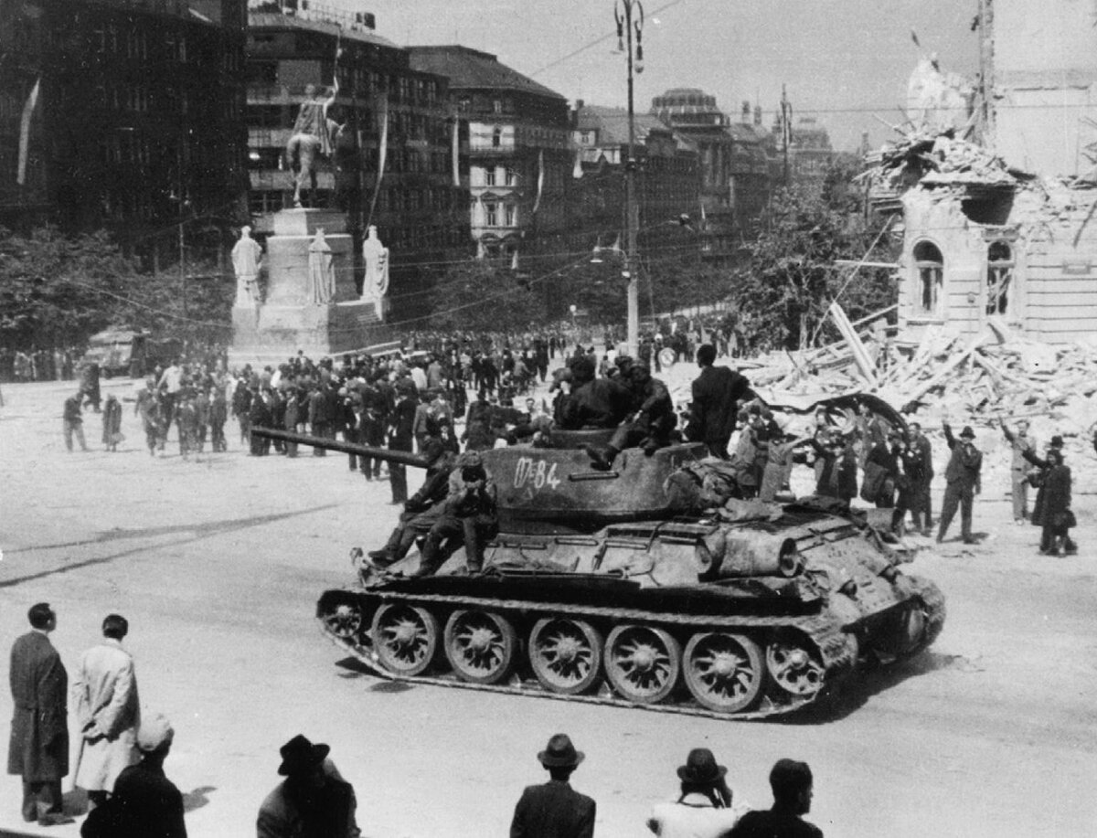 Красная армия в чехословакии. Советские войска в Праге 1945. Советские танки в Праге 1945. Т 34 Прага 1945. Красная армия в Праге 1945.