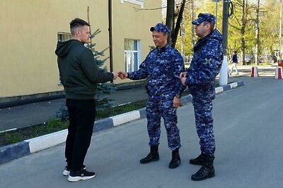    Росгвардейцы раздают георгиевские ленты © Пресс-служба Главного управления Росгвардии по Московской области