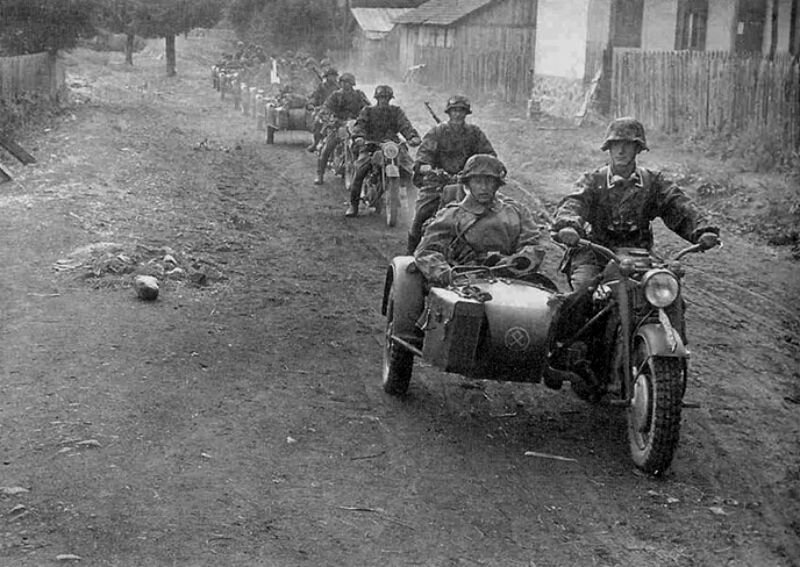 Немецкие мотоциклисты в Химках 1941. Немецкий военный мотоцикл 1941. Мотоциклы вермахта второй мировой войны. Немецкие мотоциклисты второй мировой войны.