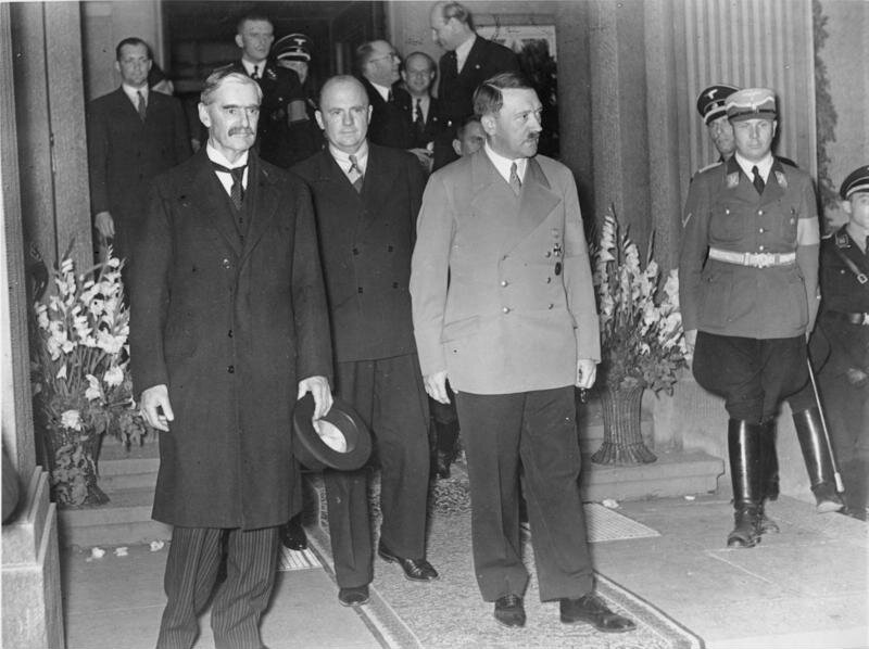 Невилл Чемберлен и Адольф Гитлер на встрече в Бад-Годесберге. 23 сентября 1938 года
Фотоматериал из свободных источников