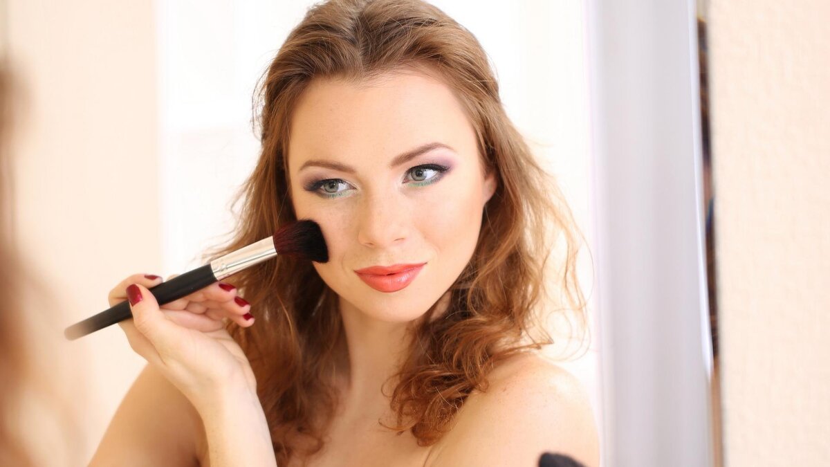 https://almode.ru/uploads/posts/2022-02/1645270862_19-almode-ru-p-zhenshchina-delaet-makiyazh-22.jpg
