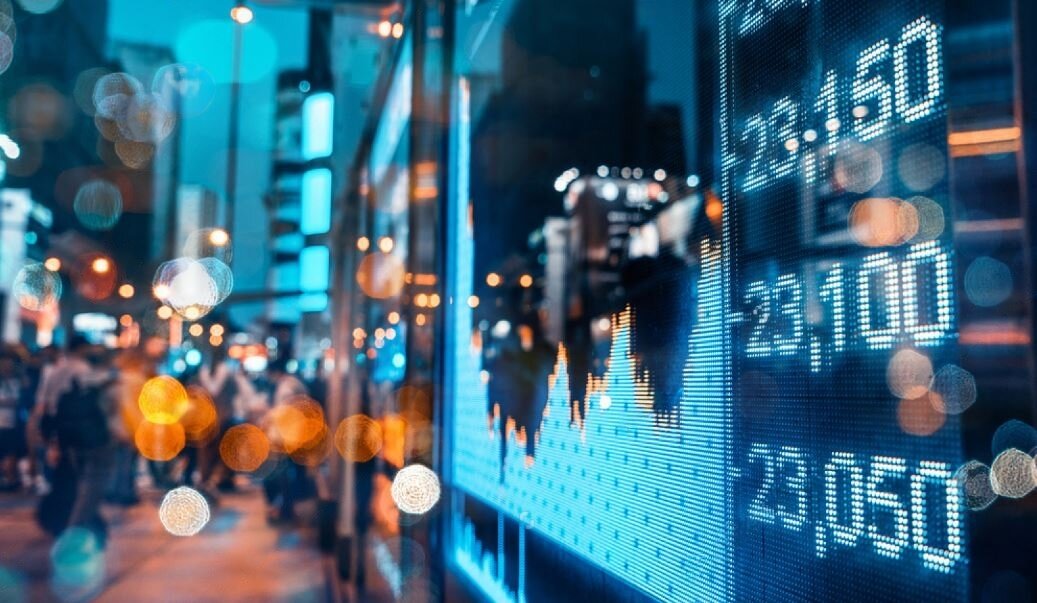 Источник фото: https://www.shutterstock.com/image-photo/display-stock-market-quotes-city-scene-732185581