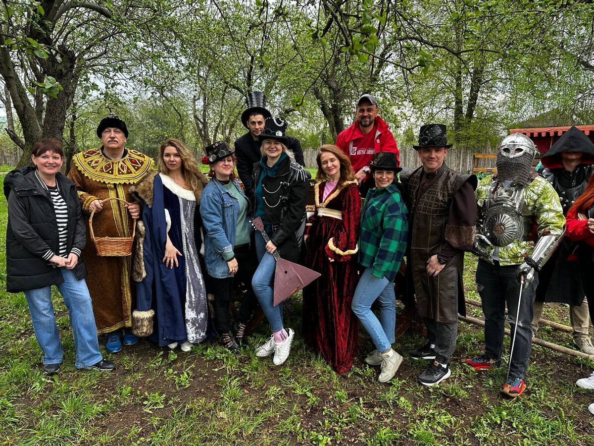 Гости после посещения костюмерной 