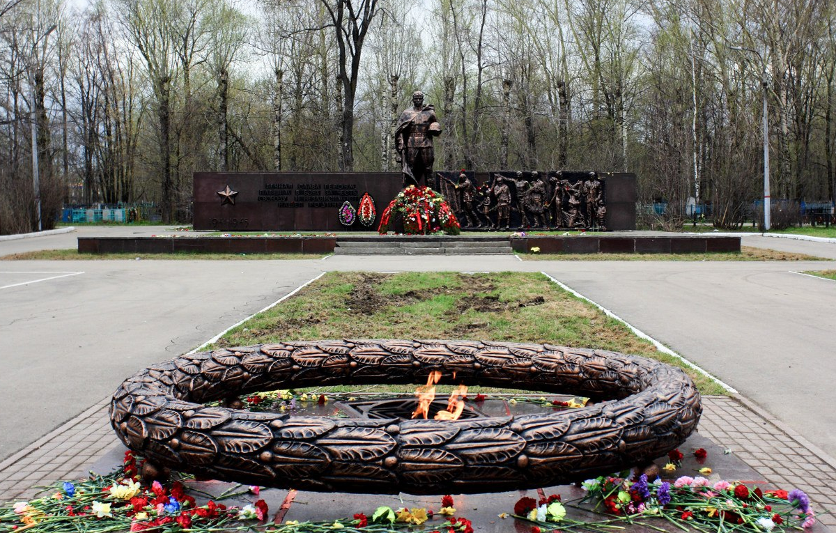 Мемориал Боевой Славы с Вечным огнем. Фото из личного архива.