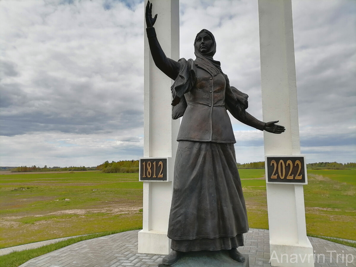 Памятник партизанке Отечественной войны 1812 года Василисе Кожиной (Сычевский район, Смоленская областб, близ села Дугино).
