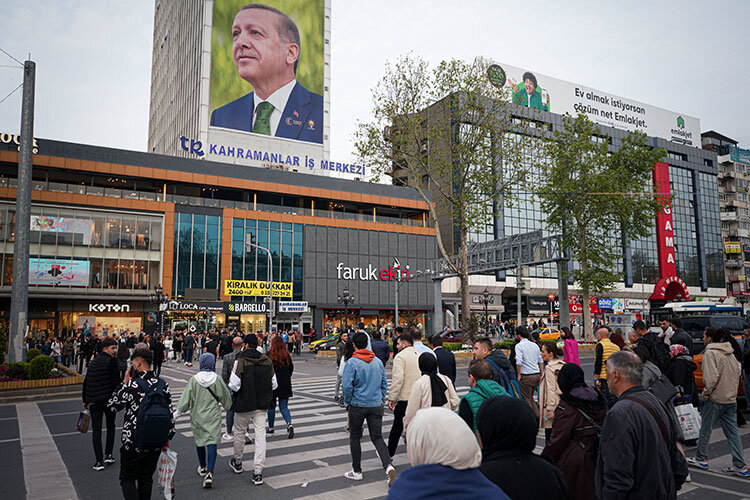    «В Турции ситуация по-настоящему предвыборная. Настроения в стране бурлящие. Каждый из кандидатов выступает на максимуме. Реджеп Тайип Эрдоган, несмотря на недавнее плохое самочувствие, восстановился и ведет кампанию именно так, как умеет, в хорошем смысле этого слова» Фото: © Tunahan Turhan / Keystone Press Agency / www.globallookpress.com