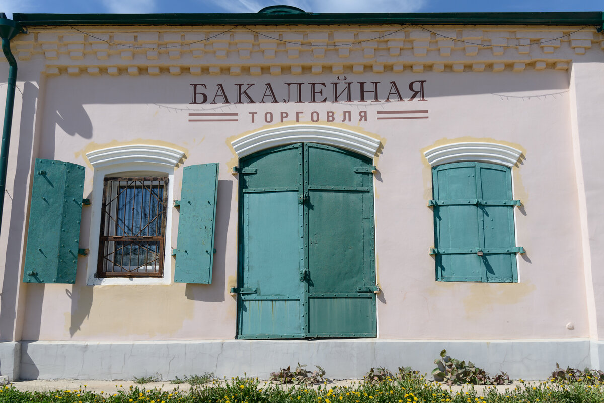Старинные торговые лавки в селе Замытье. Май 2023 года. Фото автора.  