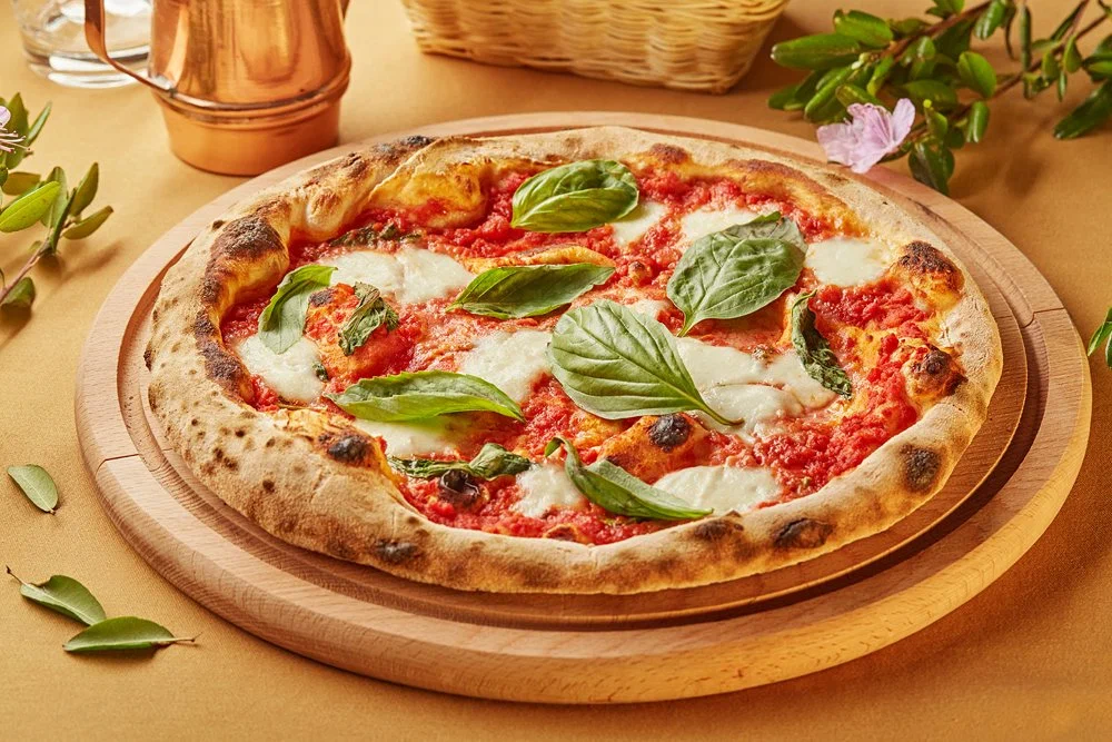 Итальянская кухня в домашних условиях. Классическая итальянская пицца. Итальянская пицца в Италии.