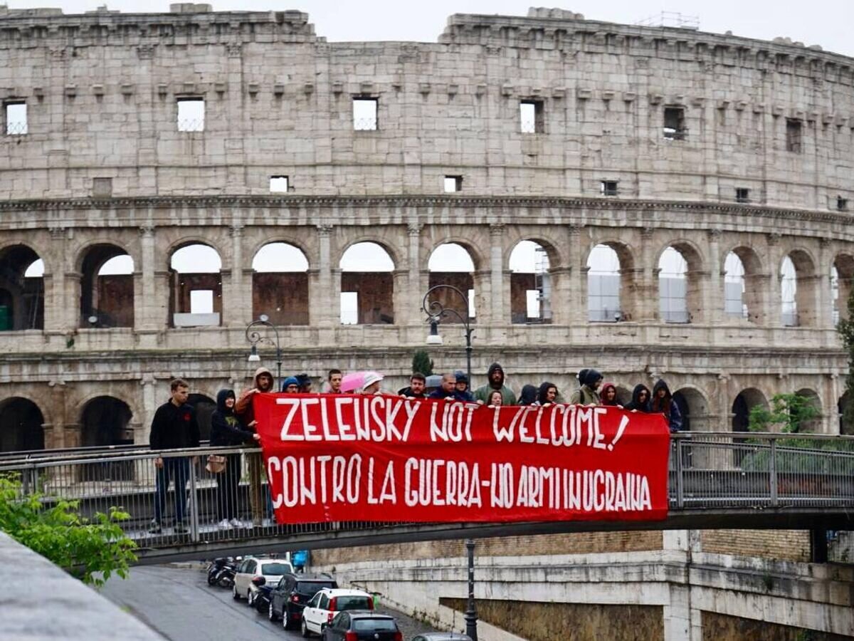    Участники акции протеста против визита Зеленского в Италию в Риме© Фото : Fronte della Gioventù Comunista