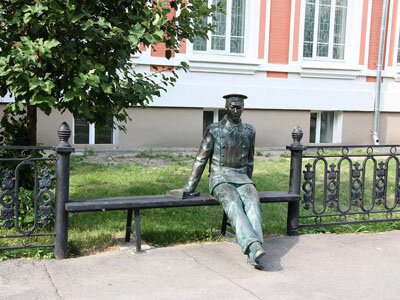 "Вечный студент" во дворе университета инженеров железно-дорожного транспорта в Москве