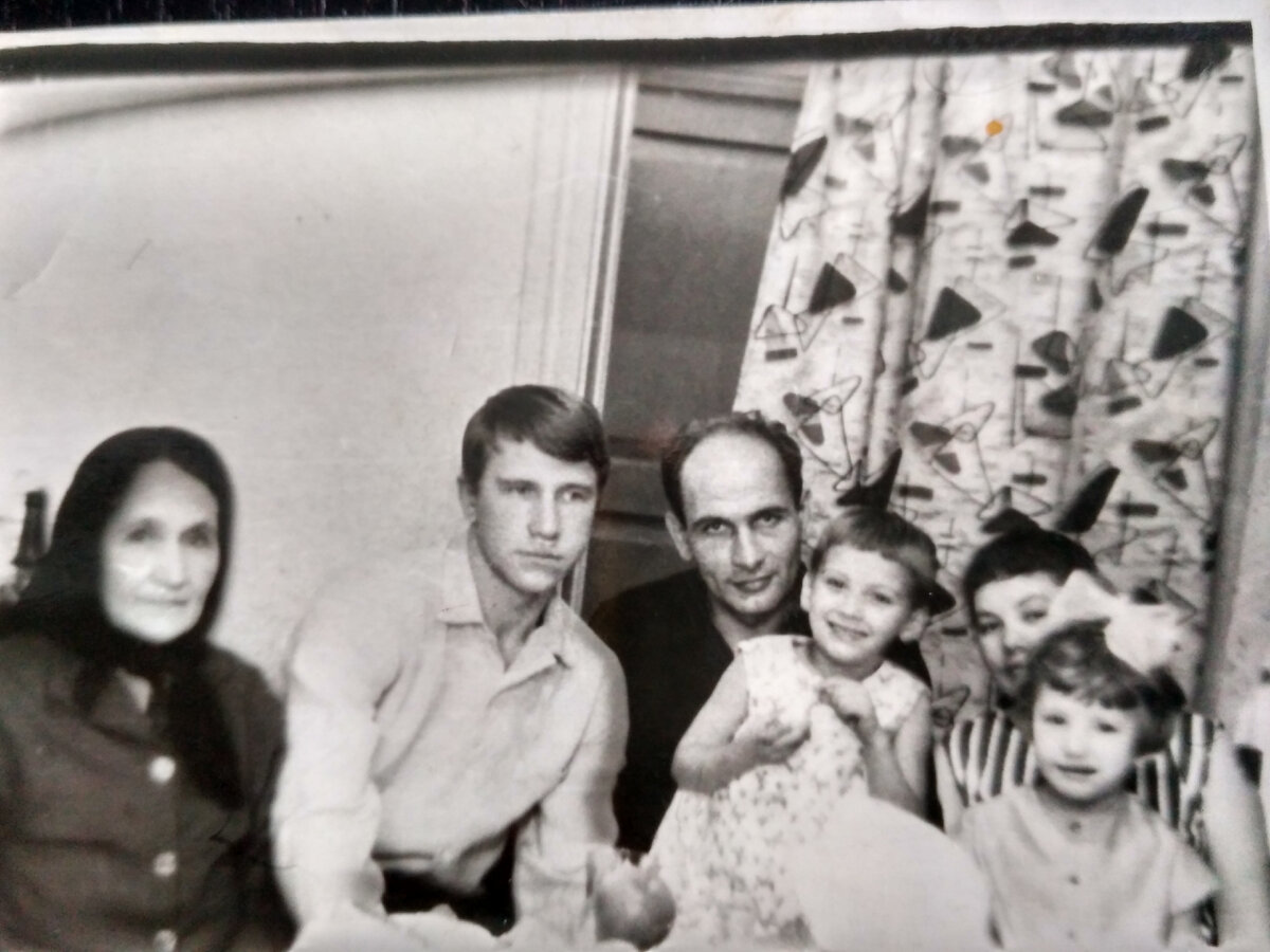 Папа в центре. С дочкой Светланой от первого брака. Слева бабушка, его мама, в честь которой меня назвали. Остальных, кто на фото, к сожалению, не знаю. 