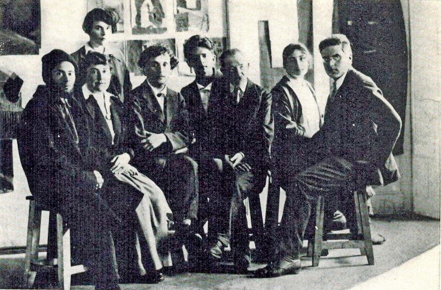 Преподаватели Витебского художественного училища. 26 июля 1919 года. Сидят слева направо: Эль Лисицкий, Вера Ермолаева, Марк Шагал, Давид Якерсон, Юдель Пэн, Нина Коган, Александр Ромм. Стоит делопроизводительница училища. Изображение взято из Википедии. Листайте галерею вправо.
