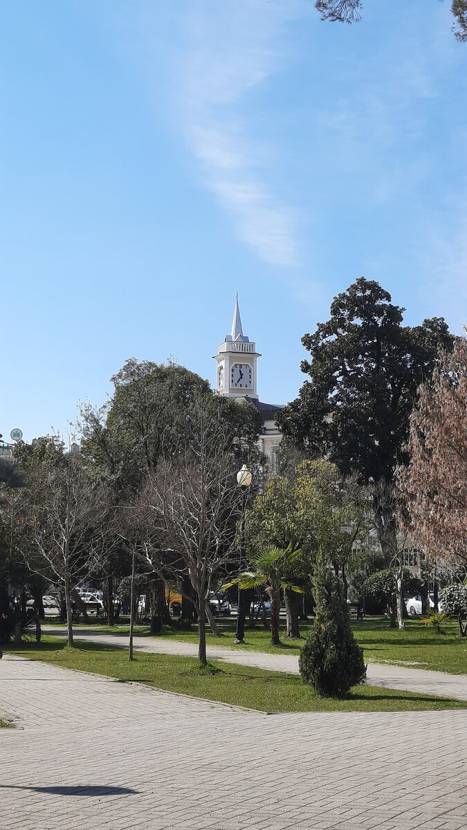 Практически из любой точки центра Сухума можете видеть часы над зданием горсовета (администрации города). В этом доме и находится знаменитая аптека № 1. Адрес: г. Сухум, пр. Леона, д. 17 (недалеко от колоннады). 