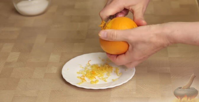 Приготовить карамельный сироп. Снять цедру с половины лимона и одного апельсина.